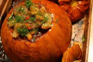 Потрясающе вкусное и ароматное блюдо - запеченная тыква с мясом и грецкими орехами